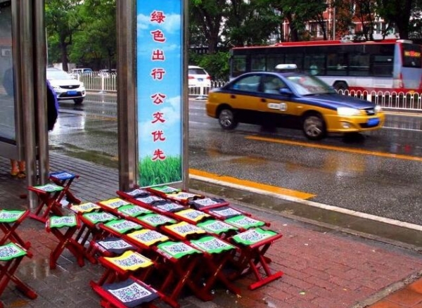 共享馬扎驚現(xiàn)北京街頭，大雨澆不滅的自信